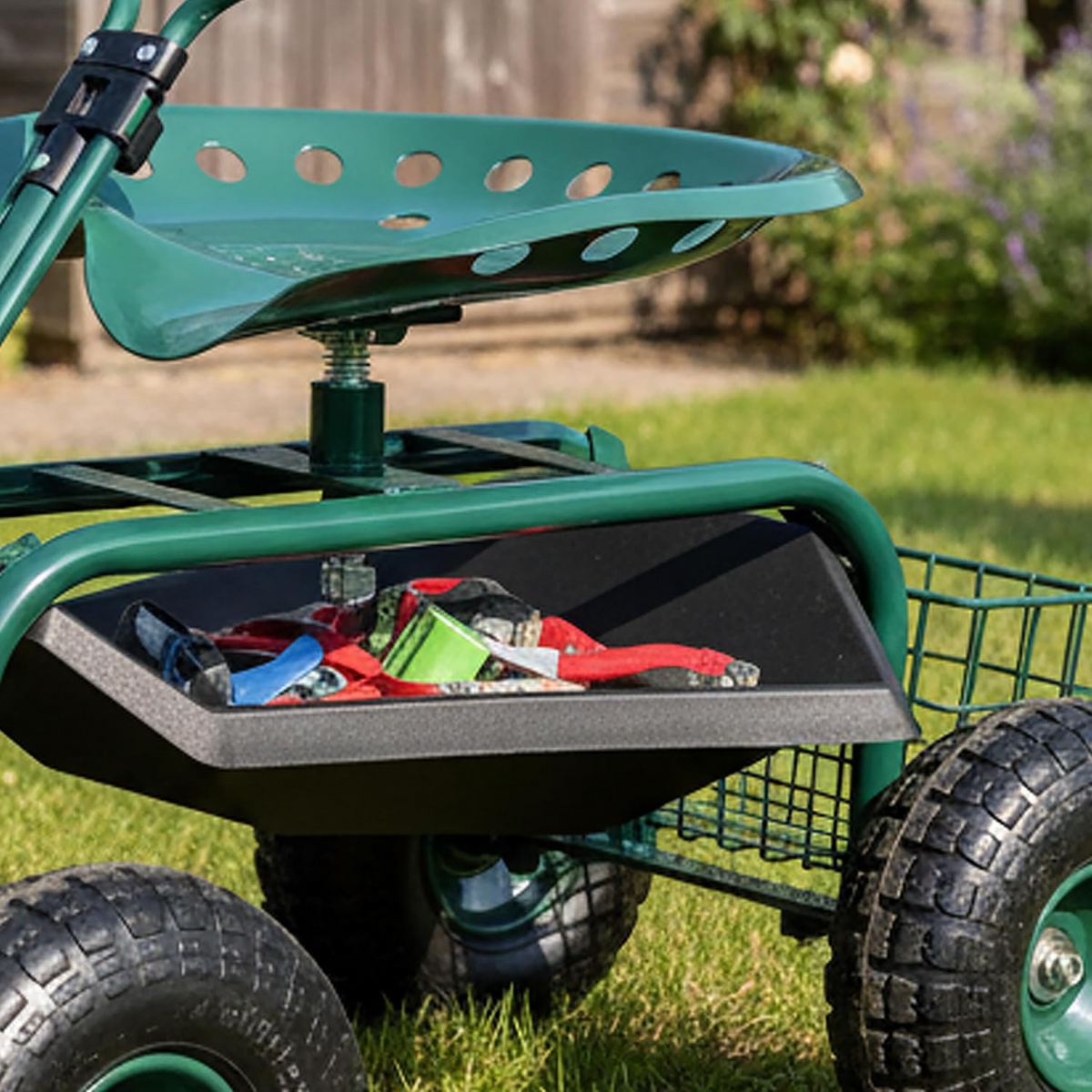 Carrinho de jardinagem com assento regulável, 4 rodas pneumáticas e espaço de arrumação – Verde